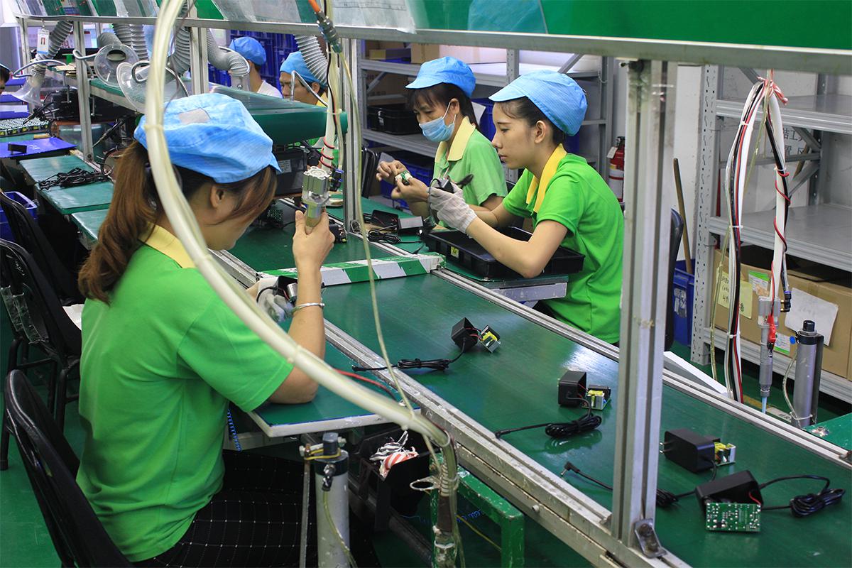 生產中的電源適配器